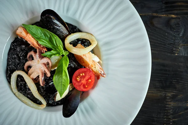 Gri plaka jpg squid mürekkep risotto yemek