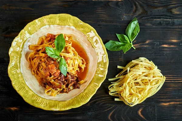 พาสต้าเพนน์อิตาเลี่ยนกับมะเขือเทศและเพสโตในร้านอาหาร jpg — ภาพถ่ายสต็อก