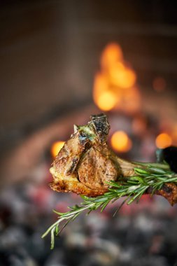 Barbekü sığır eti kebaplar üzerinde sıcak bir ızgara jpg