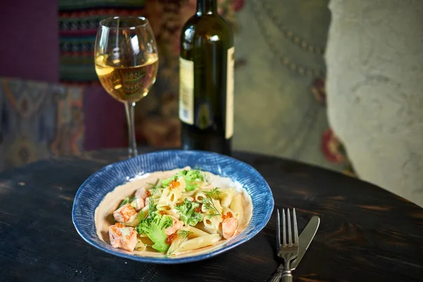 Close-Up tabak makarna ve domates jpg ile somon füme