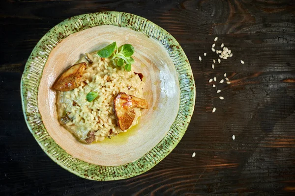 Tavuk, bezelye ve domates ahşap oyun tahtası, İtalyan risotto