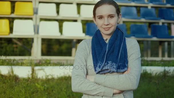 Atleta mujer esperando en el bloque de partida en pista 4k — Vídeos de Stock