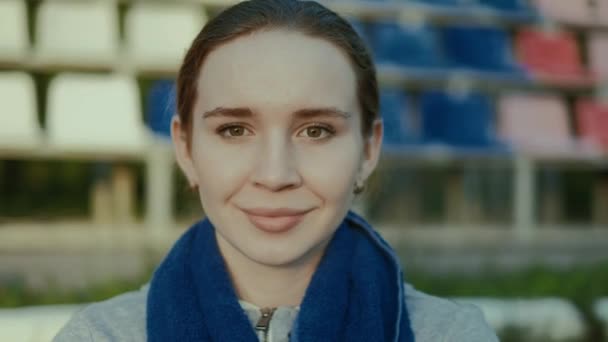 Athlete woman waiting in the starting block on running track 4k — Stock Video