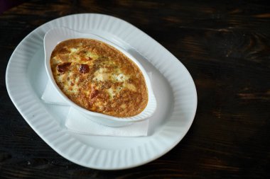 sahanda yumurta içinde bir kızartma sebze ve mantar ile