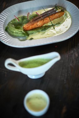 Fırında Alabalık sos ve brokoli ile