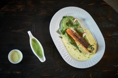 Fırında Alabalık sos ve brokoli ile