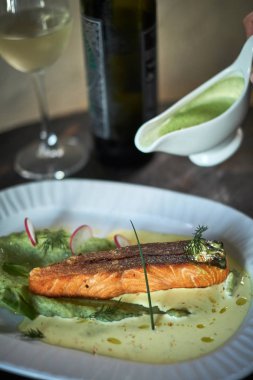 Fırında Alabalık sos ve brokoli ile