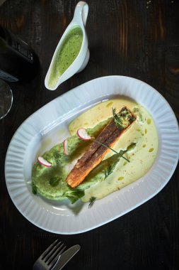 Fırında Alabalık sos ve brokoli ile