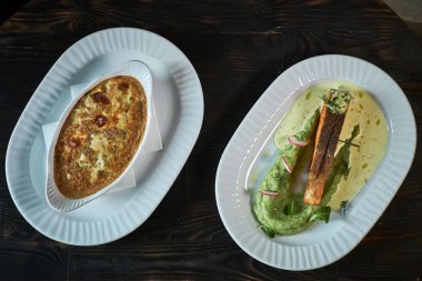 Fırında Alabalık sos ve brokoli ile