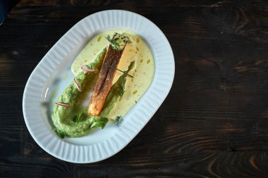 Fırında Alabalık sos ve brokoli ile