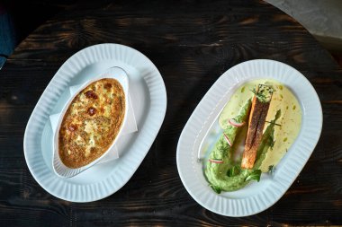 Fırında Alabalık sos ve brokoli ile