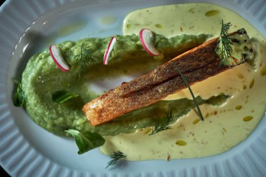 Fırında Alabalık sos ve brokoli ile