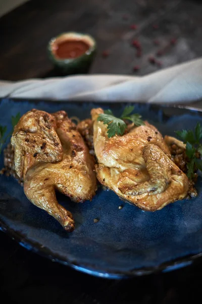 Tabaka de pollo a la parrilla con salsa en plato de piedra. jpg — Foto de Stock