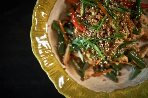 Kıyılmış domuz eti ve domates ile tavada kızartılmış cam erişte, karışık sebze, ev yumurtalı kızarmış şehriye Tay gıda dürtmek yaptı