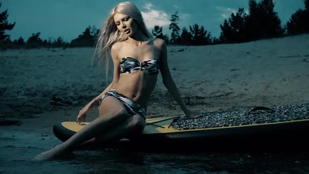 Aktive Frauen beim Stand Up Paddle-Boarding am Sommerabend — Stockvideo