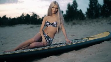 Aktif kadın Stand Up kürek yatılı üzerinde yaz gecesi