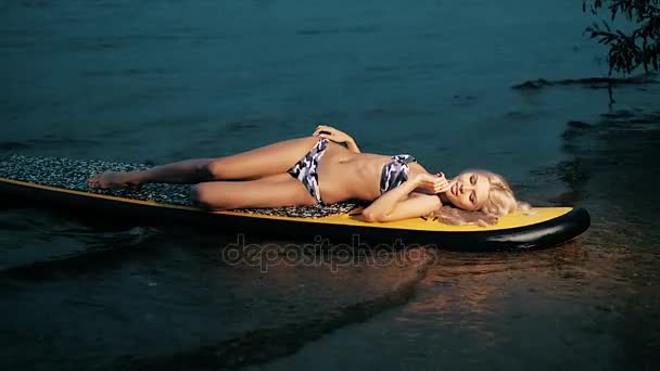 Mujer activa Stand Up Paddle Boarding en la noche de verano — Vídeos de Stock