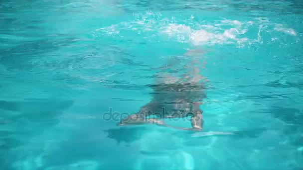 Young pretty woman lying on air mattress in the swimming pool — Stock Video
