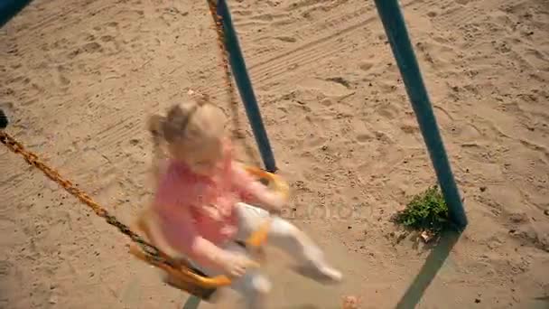 Niño deslizándose en una diapositiva en el parque, Niña jugando en el patio de recreo, Niños — Vídeos de Stock