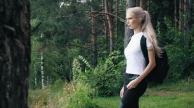 Bir kız bir pic ile ormanda yürür: aktif bir şekilde yaşam