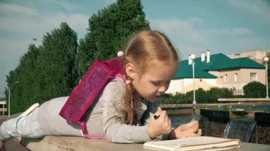 Bir defter çeşmenin güzel kız çizer