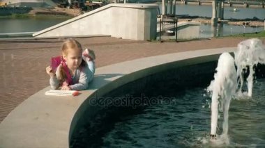 Bir defter çeşmenin güzel kız çizer