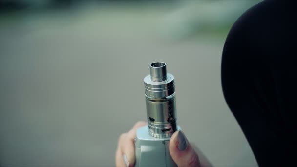 Jeune belle femme avec maquillage de mode à l'extérieur avec une vapeur de cigarette électronique 4k — Video