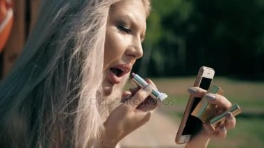 Güzel bir kadının makyaj yakın çekim