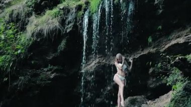 bir bikini daimi bir şelale yakınındaki güzel kadın