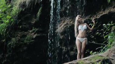 bir bikini daimi bir şelale yakınındaki güzel kadın