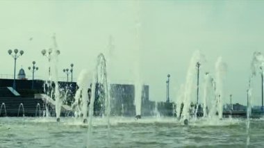 Güzel kız çeşme yürüyor