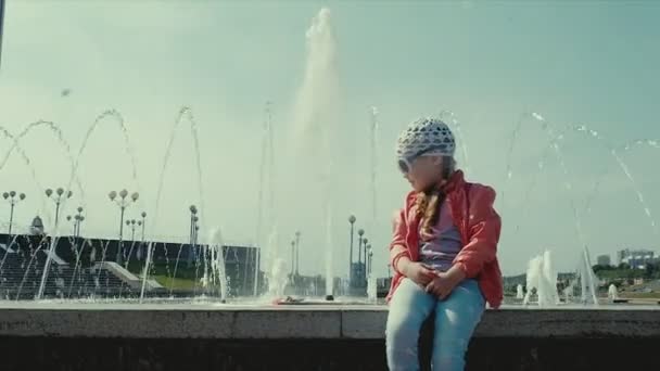 Vacker flicka vandrar nära fontänen — Stockvideo