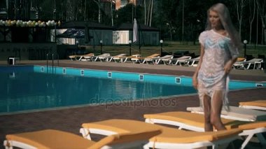 Mavi su ile güzel bir kadın Relaxs A Yüzme Havuzu