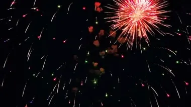 gece gökyüzünde güzel havai fişek gösterisi