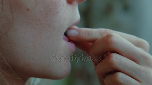 Mujer tomando pastillas con agua — Vídeos de Stock