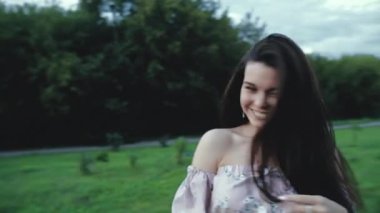 Şehirde ateş steadicam yürüyen mutlu güzel kadın