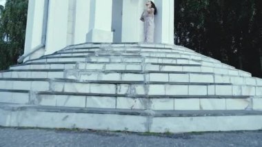 Şehirde ateş steadicam yürüyen mutlu güzel kadın