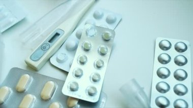 Hap ve uyuşturucu dönüm. Tıp, ilaç ve tabletler blister paketleri sorunsuz bir döngüde dönüm ile.