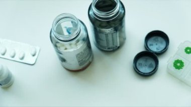 Hap ve uyuşturucu dönüm. Tıp, ilaç ve tabletler blister paketleri sorunsuz bir döngüde dönüm ile.