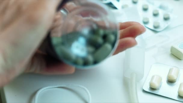 Vrouw Vingeren pillen in haar hand, de Tablet in de hand, — Stockvideo