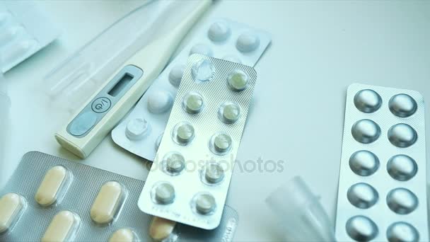 Pills and drugs turning. Medicine, pills and tablets with blister packs turning in a seamless loop. — Stock Video