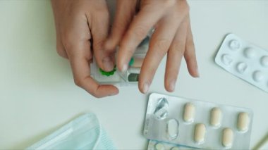 Hapları onun elinde, Tablet el parmak kadın,