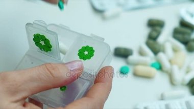 Hapları onun elinde, Tablet el parmak kadın,