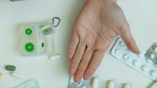 Nő fogás tabletták a kezében, a kezében tabletta, — Stock videók