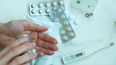 Hapları onun elinde, Tablet el parmak kadın,