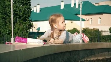 Müzik kulaklık telefona yakın çeşme ile güzel kız
