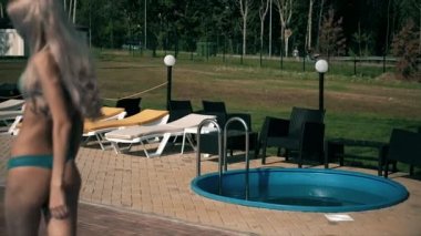 Mavi su ile güzel bir kadın Relaxs A Yüzme Havuzu