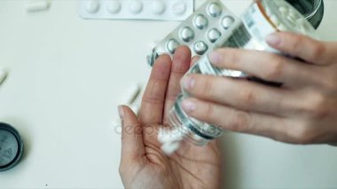 Hapları onun elinde, Tablet el parmak kadın,