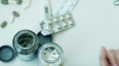 Hapları onun elinde, Tablet el parmak kadın,