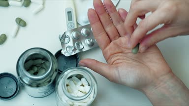 Hapları onun elinde, Tablet el parmak kadın,